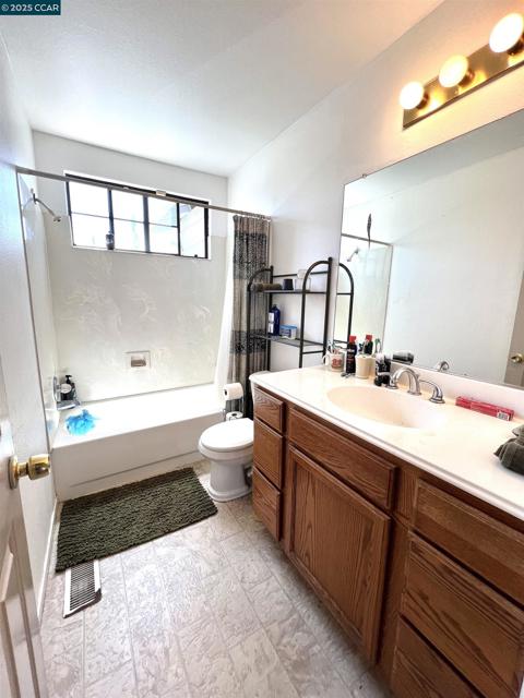 1170 Mills Place, Oakley CA: https://media.crmls.org/mediaz/752980d9-5232-4334-8c2f-1a99d508e942.jpg