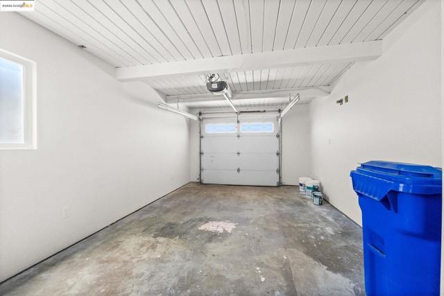 716 Williams Dr, Richmond CA: https://media.crmls.org/mediaz/752a0e01-c007-4ba9-8d40-bb9969e07865.jpg
