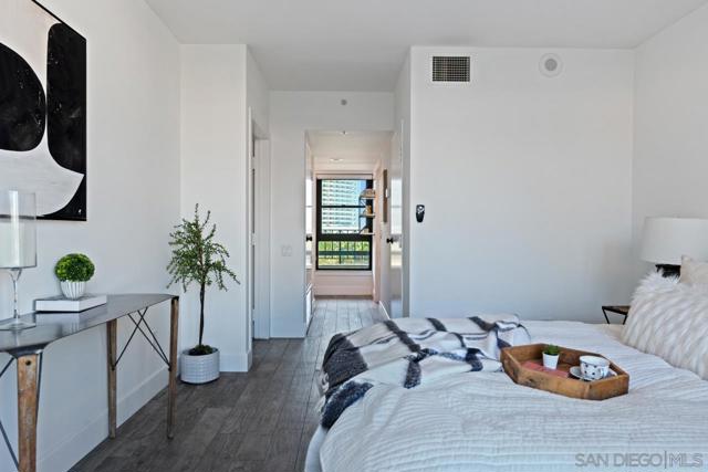 500 W Harbor Dr, San Diego CA: https://media.crmls.org/mediaz/752a0e2a-36ad-482d-b1b5-182b1f9f25f9.jpg