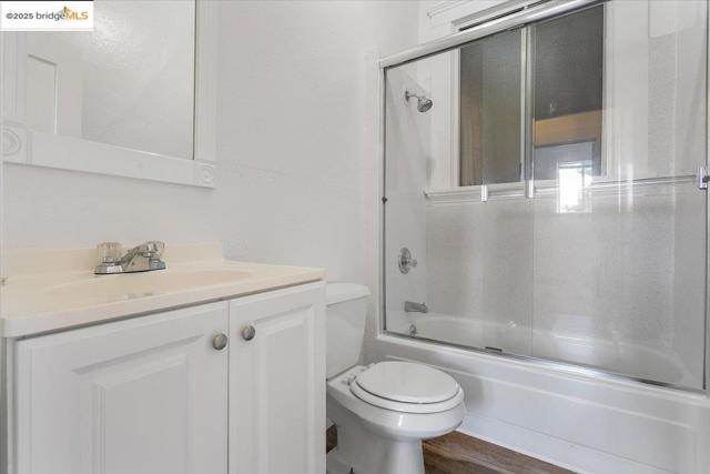 498 25th Street, Oakland CA: https://media.crmls.org/mediaz/752a2bf7-3784-434b-aa43-b611d255fbba.jpg