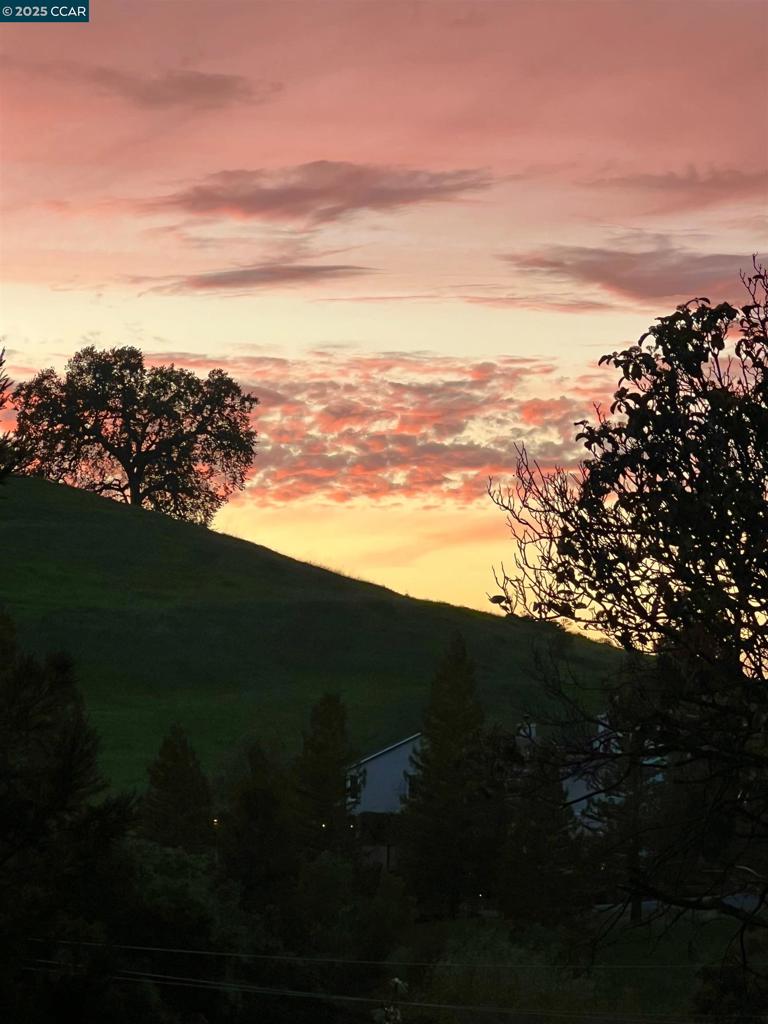 https://media.crmls.org/mediaz/752b8e58-278c-4e50-b42e-413ab46d3821.jpg?preset=X-Large