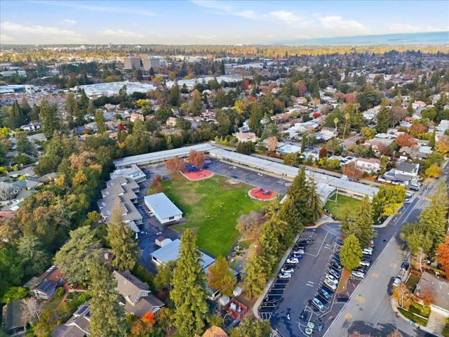 852 La Para Avenue, Palo Alto CA: https://media.crmls.org/mediaz/752bae92-76ea-49e6-9bba-4e70fddbfcd4.jpg