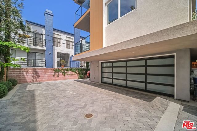 11821 W Holly Way, Valley Village CA: https://media.crmls.org/mediaz/752c8e77-9d5d-46f6-82f2-13fcb77c13a2.jpg