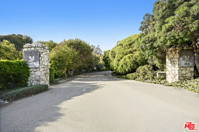 27061 Sea Vista Drive, Malibu CA: https://media.crmls.org/mediaz/752cb401-0ac9-4db5-94ab-5265724d74c0.jpg
