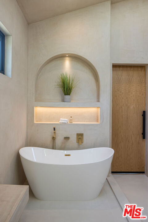 4029 East Boulevard, Los Angeles CA: https://media.crmls.org/mediaz/752cb48a-2ed1-45be-be39-899ab313ee48.jpg