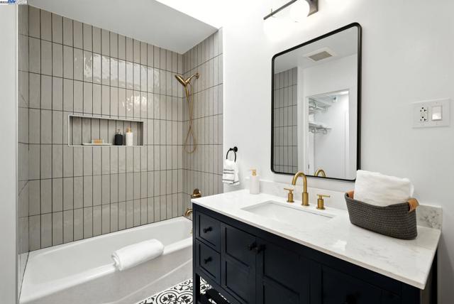 24 Riverton Dr, San Francisco CA: https://media.crmls.org/mediaz/752cde65-1c9f-43f9-bebc-99d9121168eb.jpg