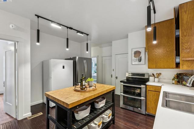 3215 Liberty Ave, Alameda CA: https://media.crmls.org/mediaz/752cf22f-81cc-4c24-8238-0674ad085688.jpg