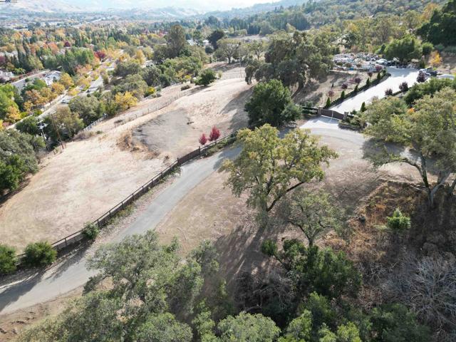 3984 Foothill Rd, Pleasanton CA: https://media.crmls.org/mediaz/752cf2cd-e570-4fb3-aee6-815eebd6731a.jpg