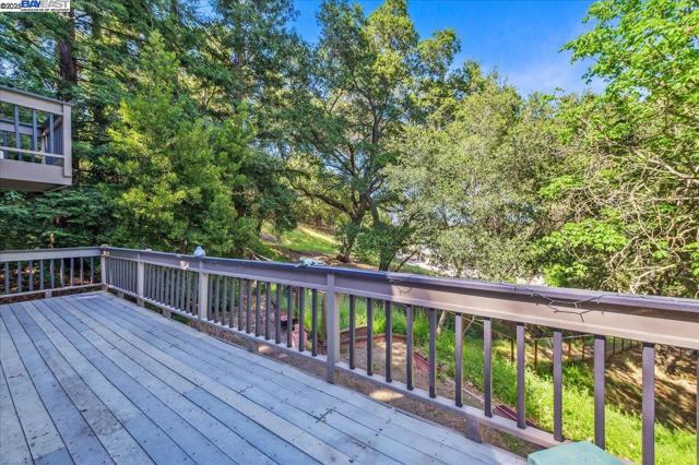 391 Oak Ln, Pleasanton CA: https://media.crmls.org/mediaz/752de49d-2868-4cd5-afb3-5e786fba6bbc.jpg