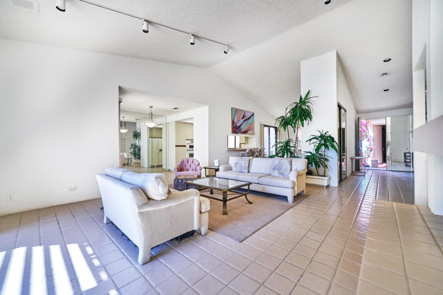 10317 Sunningdale Drive, Rancho Mirage CA: https://media.crmls.org/mediaz/752deac7-ff66-48f2-84b8-0aa4e5c8f9f1.jpg