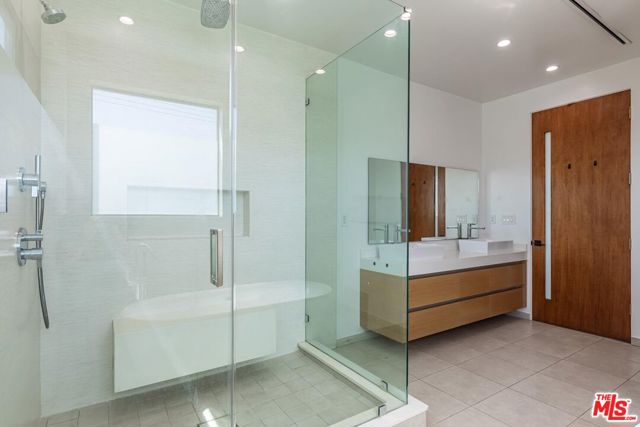 458 S Sycamore Avenue, Los Angeles CA: https://media.crmls.org/mediaz/752ec91c-8bfd-4c9c-a17e-962fef41835a.jpg