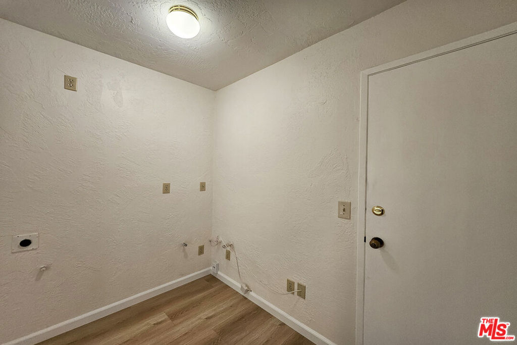 https://media.crmls.org/mediaz/752f1330-b048-489f-828a-d42af8823d85.jpg?preset=X-Large