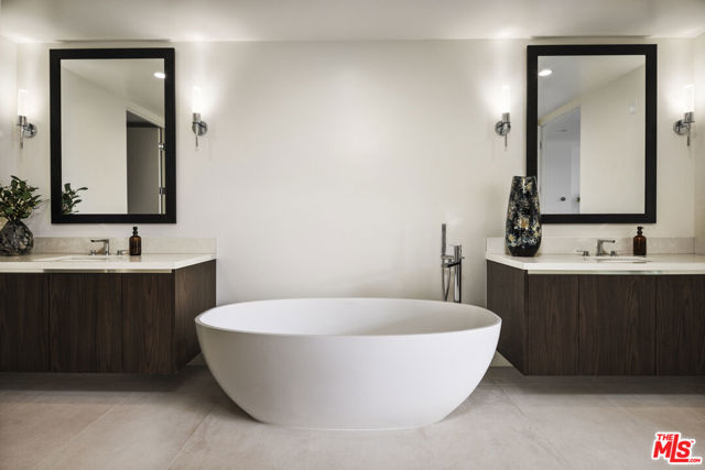 425 N Palm Drive, Beverly Hills CA: https://media.crmls.org/mediaz/75306022-086e-470a-9d46-f98f44bc4972.jpg