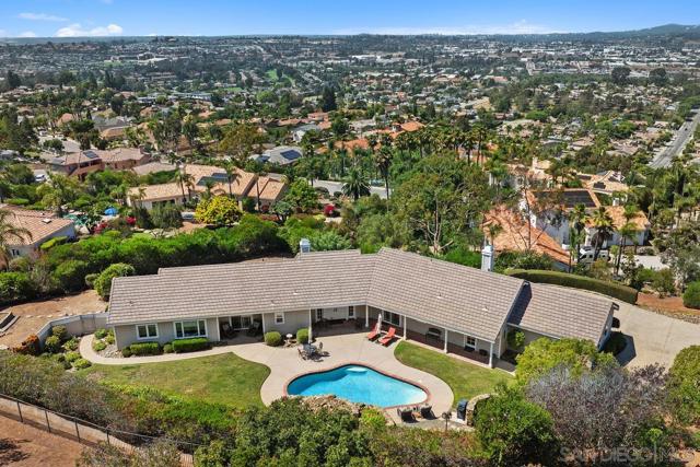 1324 Vista Colina Dr, San Marcos CA: https://media.crmls.org/mediaz/75306190-2f1e-40b3-b462-c81f8de278e6.jpg