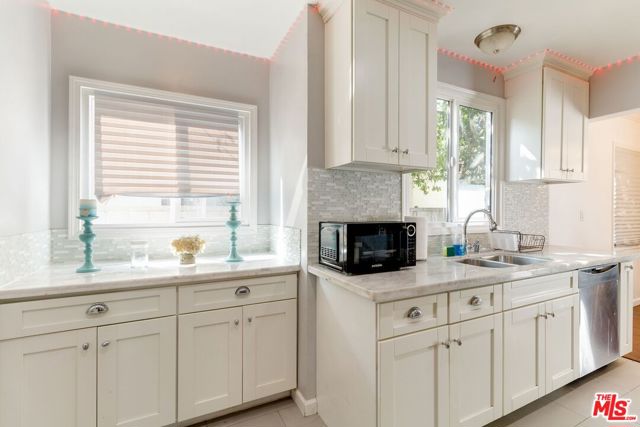 7553 GARDEN GROVE Avenue, Reseda CA: https://media.crmls.org/mediaz/753093e7-213e-475f-9196-e65024a39229.jpg