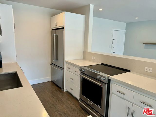 2101 California Avenue, Santa Monica CA: https://media.crmls.org/mediaz/7530b47a-c323-452b-907d-3488b6b69334.jpg