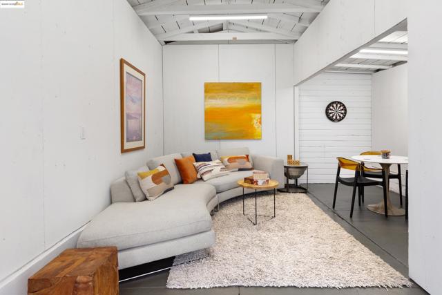 1539 E 38Th St, Oakland CA: https://media.crmls.org/mediaz/75310410-e9ce-4d30-adc4-85d6eaf20a48.jpg