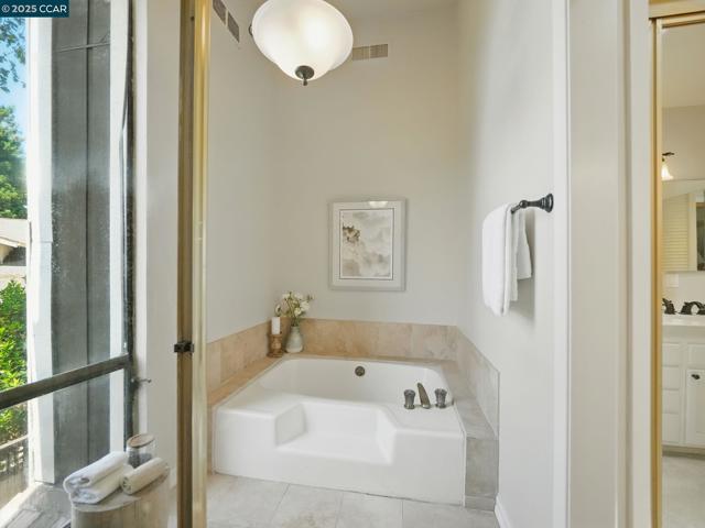 66 Ambleside Court, Danville CA: https://media.crmls.org/mediaz/753158a1-e4f6-4b3b-bba7-dd03acf9d0fa.jpg