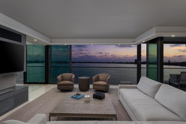 3860 Riviera Dr, San Diego CA: https://media.crmls.org/mediaz/75330b0b-eb3f-4947-b26b-c27f09c5d7c0.jpg