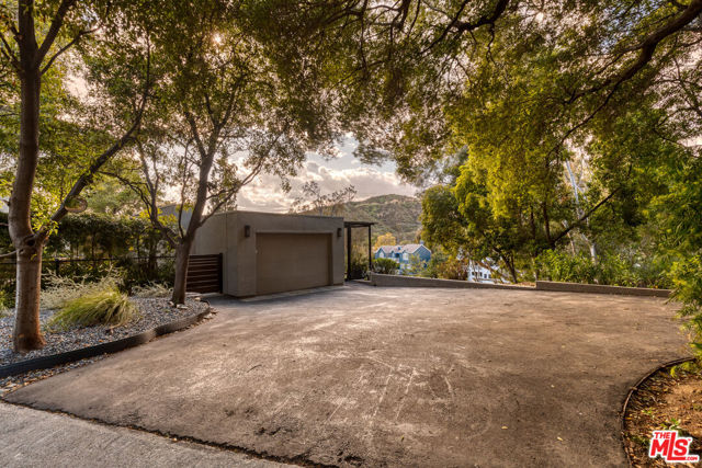1280 Glen Oaks Boulevard, Pasadena CA: https://media.crmls.org/mediaz/75332bd3-920f-4bf1-9c55-5e3193ff1ea4.jpg