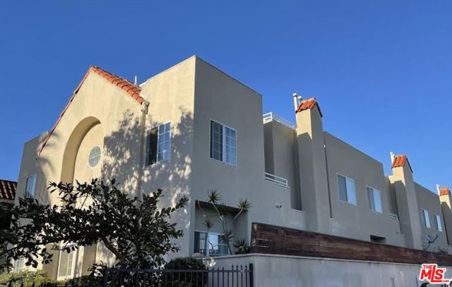 1537 15Th Street Santa Monica, California 1537 15th Street is part of "The Queen's Necklace Portfolio," a 3-building, class-A asset group of apartment buildings located in Malibu and Santa Monica. 1537 15th is a trophy property constructed in 1990 and comprised of 3-story, townhome-style units over a subterranean parking garage. Each unit has its own washer/dryer, gas fireplace, patio and balcony. Built in 1990, all the plumbing is copper and all units have central A/C and heat. Residents can walk to the Third Street Promenade and the Santa Monica Pier. The property is also attractive to international students as it is less than one mile to Santa Monica Community College(SMC). The property is occupied so please do not disturb the tenants.