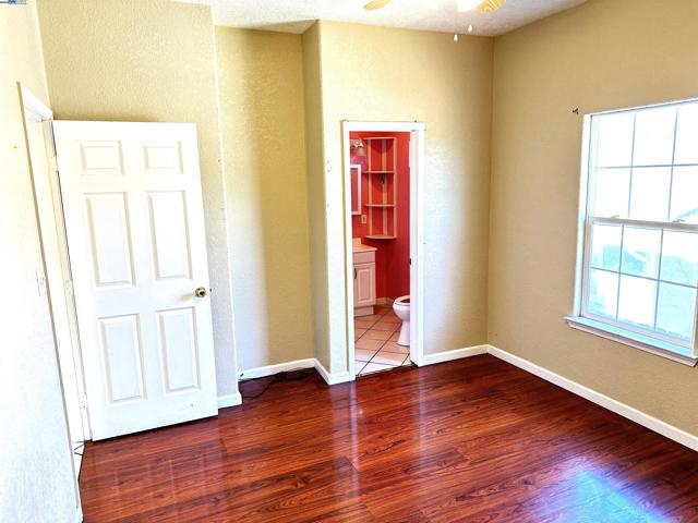 1610 85th Avenue, Oakland CA: https://media.crmls.org/mediaz/753501d7-53e8-4d6e-be86-1a4f064c0f9e.jpg
