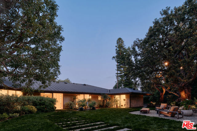 1117 N Beverly Drive, Beverly Hills CA: https://media.crmls.org/mediaz/75355bfb-090c-42ea-83b9-9364c0c00d47.jpg