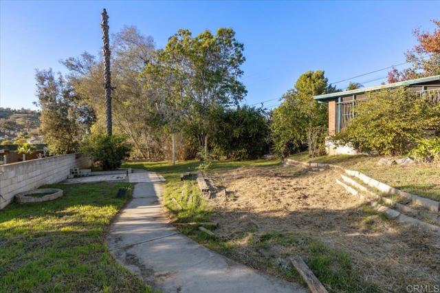 1971 Bernardo Avenue, Escondido CA: https://media.crmls.org/mediaz/75358101-8f91-4072-8be0-fbdd89455879.jpg