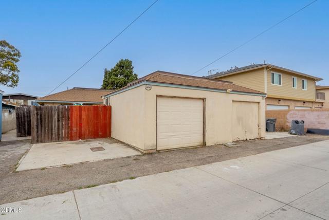 4834 4836 Terrace Avenue, Oxnard CA: https://media.crmls.org/mediaz/7535dea4-02c4-4f73-8166-5820a9c38c83.jpg
