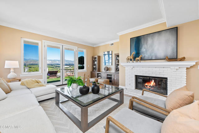 1074 Deseo Avenue, Camarillo CA: https://media.crmls.org/mediaz/753643ea-3792-466f-91d2-267c71dace91.jpg