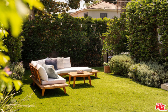 162 S Lucerne Boulevard, Los Angeles CA: https://media.crmls.org/mediaz/75369cd0-efe2-4ee4-9176-aa541673ca29.jpg