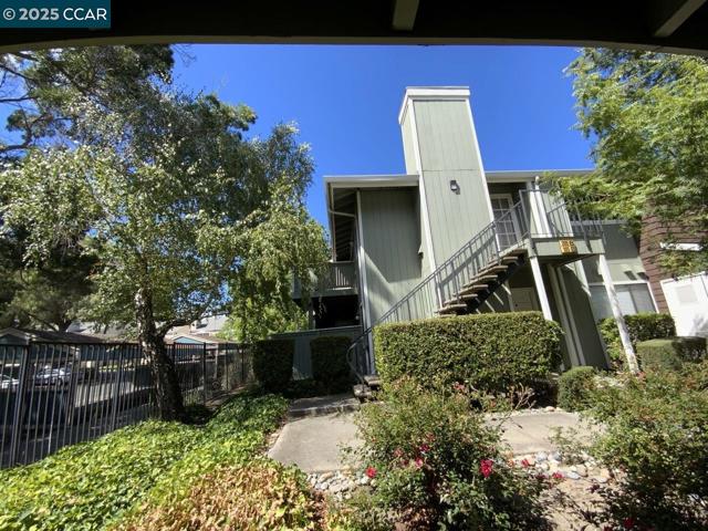 205 Compton Cir, San Ramon CA: https://media.crmls.org/mediaz/7537136e-bdc7-4a33-8671-f4a4976aab34.jpg