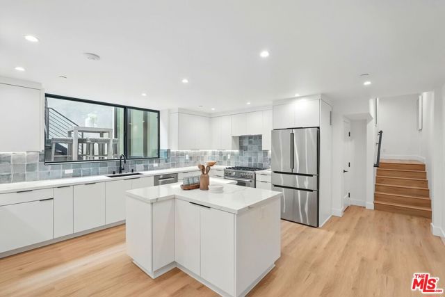 913 913 1/2 N Beverly Glen Boulevard, Bel Air CA: https://media.crmls.org/mediaz/753a7440-a23e-4976-a615-7d45fde93992.jpg