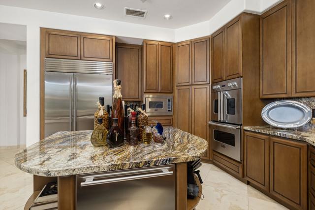 945 Hawk Hill Trail, Palm Desert CA: https://media.crmls.org/mediaz/753aefe7-df00-4c74-b79f-0af56f5197ef.jpg