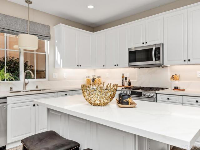 Detail Gallery Image 13 of 52 For 15677 Concord Ridge Terrace, San Diego,  CA 92127 - 4 Beds | 2/1 Baths