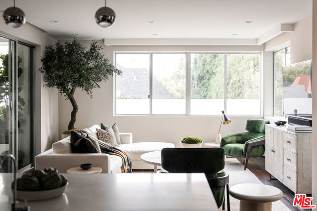 460 N Palm Drive, Beverly Hills CA: https://media.crmls.org/mediaz/753b7072-2944-4284-991e-6443d21c5235.jpg