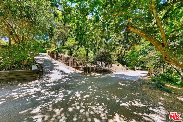 25813 Dark Creek Road, Calabasas CA: https://media.crmls.org/mediaz/753b99ee-91d1-41e4-ba5e-28a56984380e.jpg