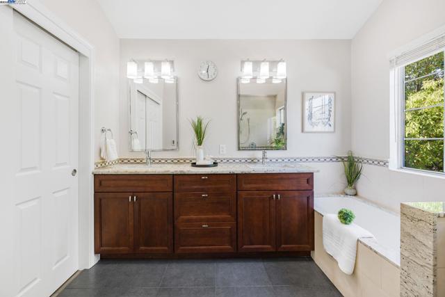 5373 Shamrock Cmn, Fremont CA: https://media.crmls.org/mediaz/753c5a36-8d57-4de0-a86d-eeb70167d710.jpg