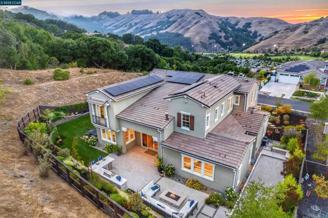 22 W Hill Way, Orinda CA: https://media.crmls.org/mediaz/753e054a-2340-4590-a7fa-8c6823cd502b.jpg