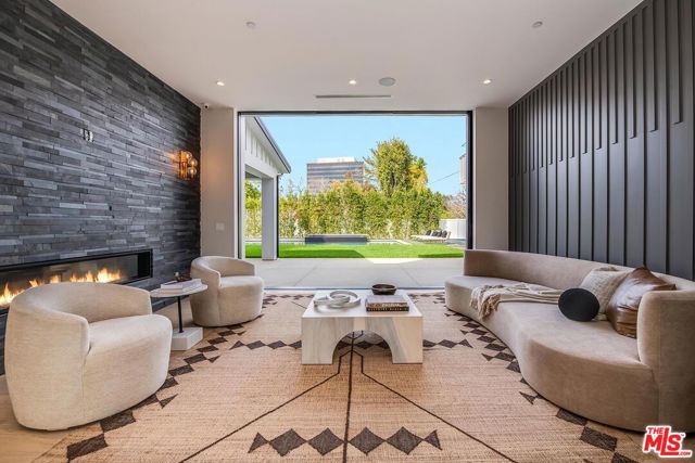 15907 Valley Vista Boulevard, Encino CA: https://media.crmls.org/mediaz/753e9a26-8010-4f4a-b31e-1bad3b2e2671.jpg