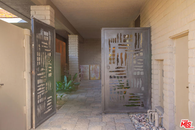 4 Trinity Court, Rancho Mirage CA: https://media.crmls.org/mediaz/753ecb73-6250-4c6b-b290-75f61f4f8cba.jpg
