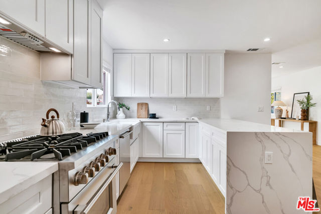 7832 Croydon Avenue, Los Angeles CA: https://media.crmls.org/mediaz/753f0dd9-ff33-4e4f-8e8f-410c0eae5563.jpg