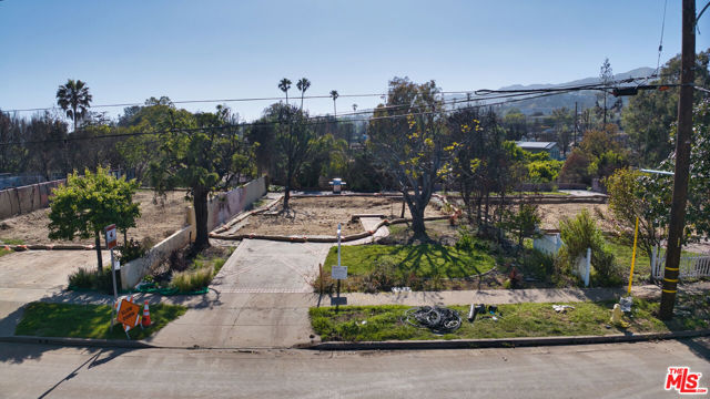 393 N Las Casas Avenue, Pacific Palisades CA: https://media.crmls.org/mediaz/753f36d5-6149-4afd-8b2b-2ec65478bf23.jpg