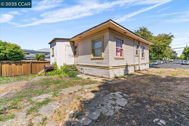 1229 55Th St, Emeryville CA: https://media.crmls.org/mediaz/753fa3d4-f44f-4f42-b78c-9bdd5d96f356.jpg