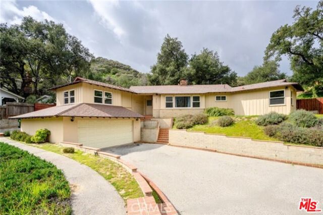 9747 Haines Canyon Avenue, Tujunga CA: https://media.crmls.org/mediaz/753fe9a1-aa7e-43cf-89e1-2f06a3a2c739.jpg