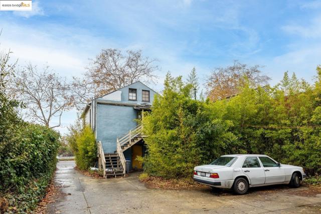 2331 San Pablo Ave, Berkeley CA: https://media.crmls.org/mediaz/75402a93-8832-42a6-b04e-80d274e07b49.jpg
