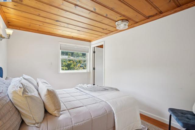 400 Paloma Ave, Pacifica CA: https://media.crmls.org/mediaz/75404e06-37ce-4288-8817-abe0eafb97d2.jpg