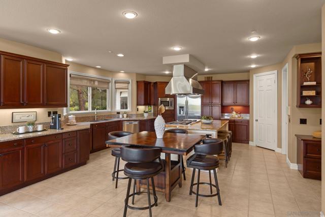 521 Latigo Row, Encinitas CA: https://media.crmls.org/mediaz/75406d67-a288-4592-baf3-55f196738cec.jpg