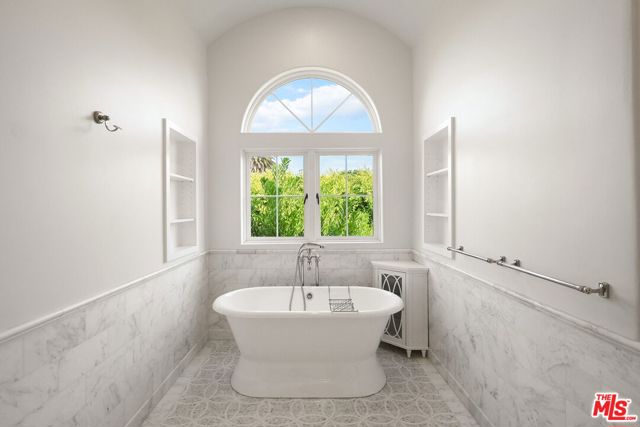 516 Lincoln Boulevard, Santa Monica CA: https://media.crmls.org/mediaz/7540eddf-c320-4465-b6f7-e8c817af9d1d.jpg
