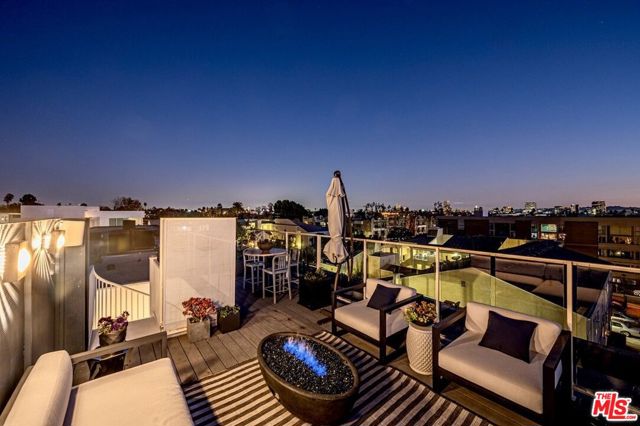 825 N Kings Road, West Hollywood CA: https://media.crmls.org/mediaz/75410296-7c85-48ec-b3a5-be3dd64e172d.jpg